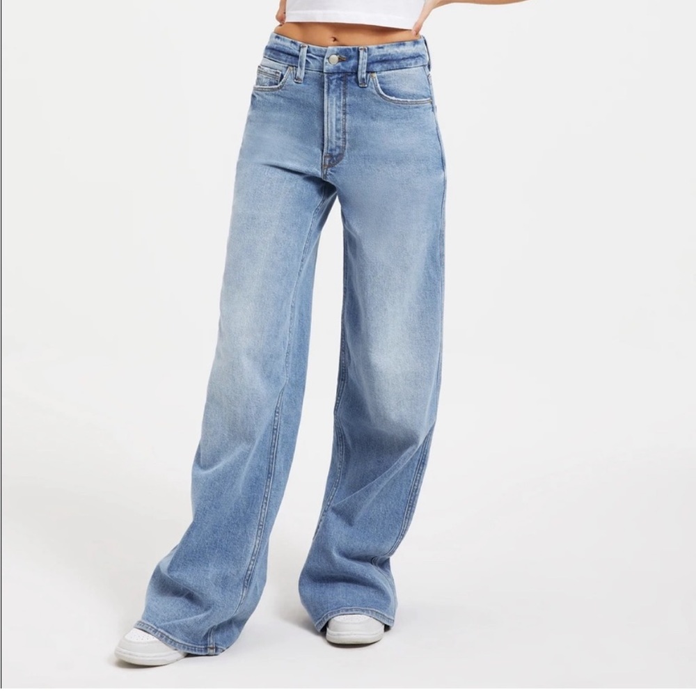 Good American | Good Skate High Waist Wide Leg
Jeans size 4 fits like an 6!